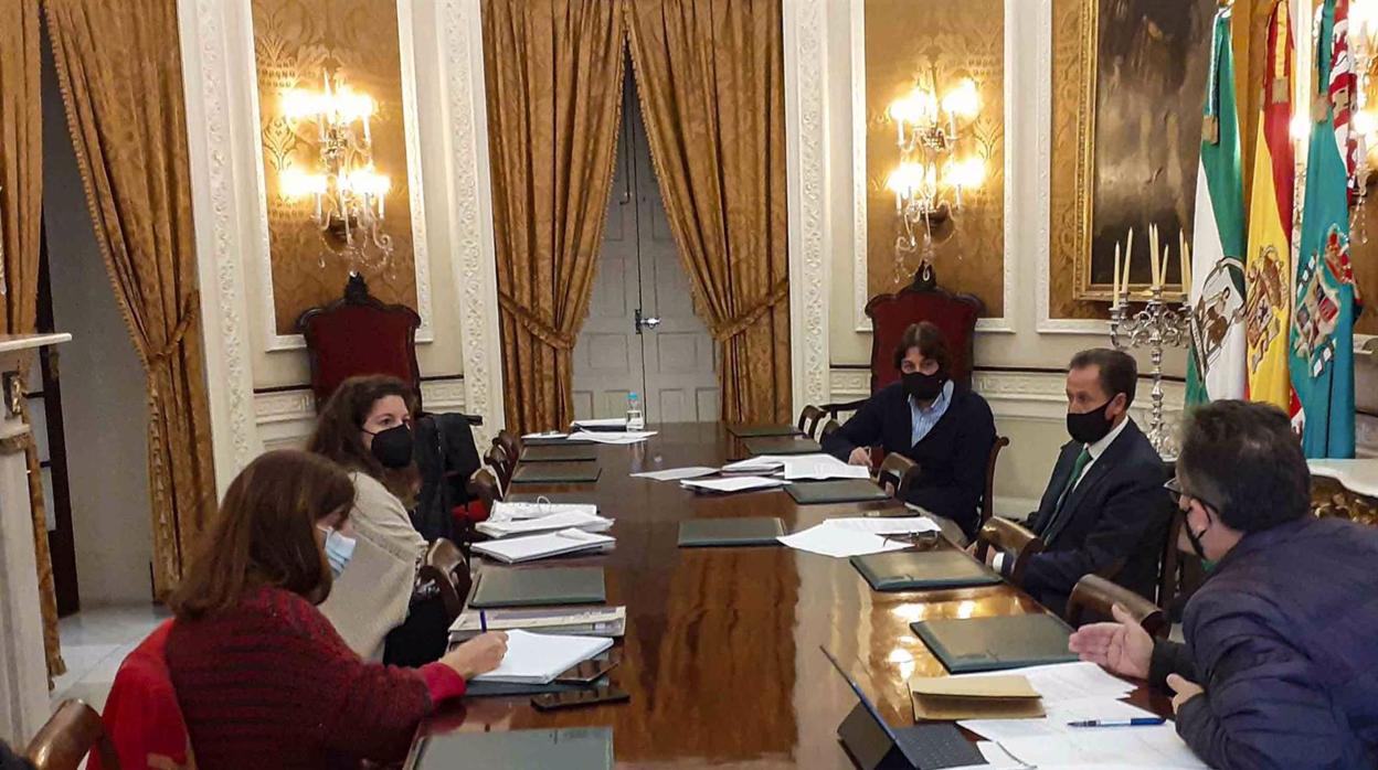 José María Román reunido con representantes del sector turístico.