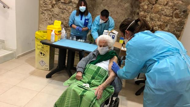 Cuky, de 99 años, la primera vacunada contra el Covid-19 en Cádiz