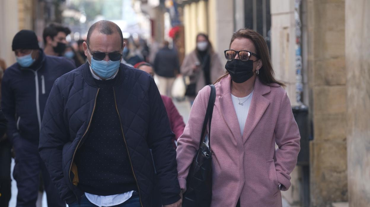 Dos personas paseando por Cádiz.