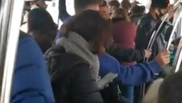 Quejas por la aglomeración de personas en la Línea 1 del autobus urbano de Cádiz