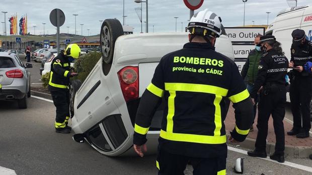 Vuelca un coche en un aparatoso accidente en Luz Shopping, en Jerez