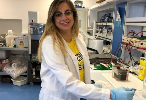 La utrerana Beatriz Castejón en el laboratorio donde trabaja