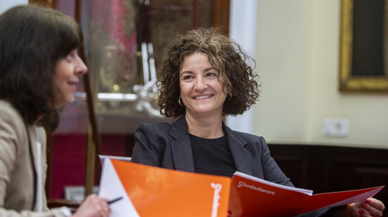 La portavoz de Ciudadanos, Lucrecia Valverde, junto a la edil Carmen Fidalgo.