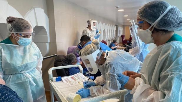 Gibraltar pone la primera vacuna a un enfermero jubilado