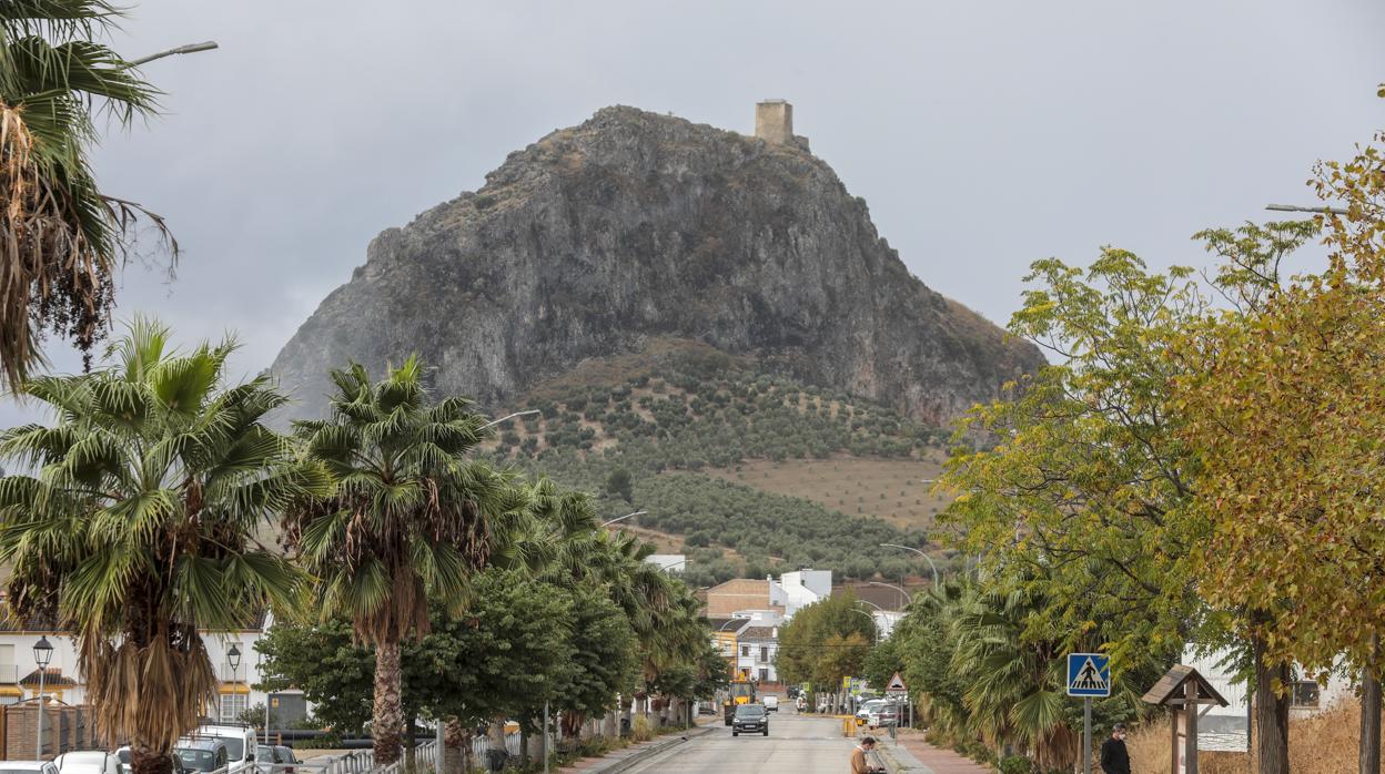 La avenida principal que atraviesa el municipio de Pruna, con el Castillo del Hierro al fondo