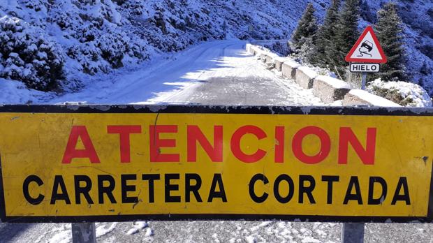 Vídeo: Así está la carretera del Puerto de las Palomas, cortada por la nieve