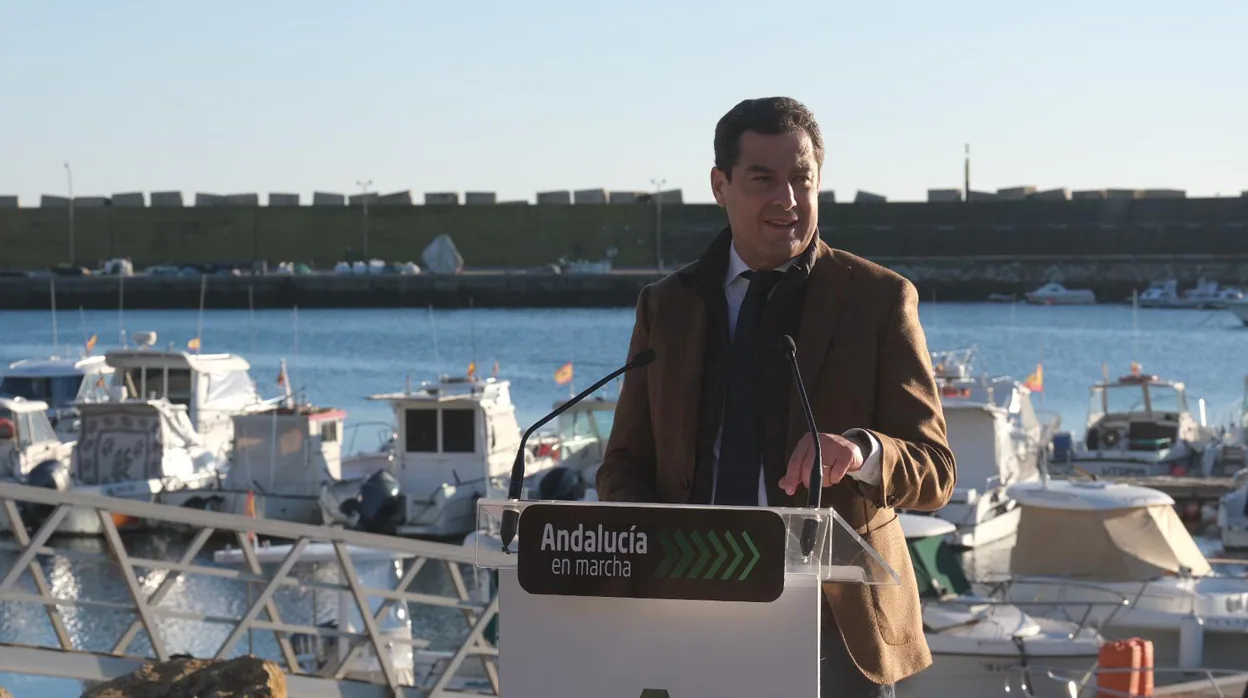 Juanma Moreno durante la inauguración de las obras de reurbanización del puerto de Conil