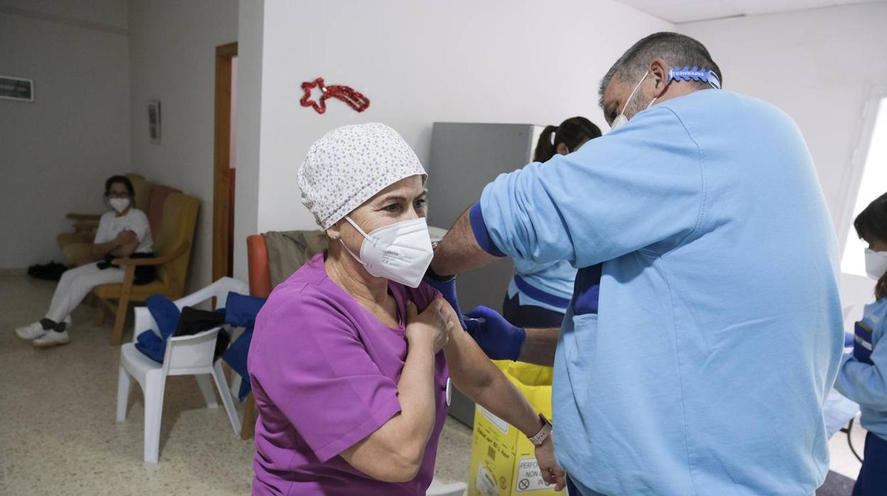 El Ayuntamiento ofrece espacios municipales para agilizar el ritmo de las vacunaciones contra el Covid en Cádiz