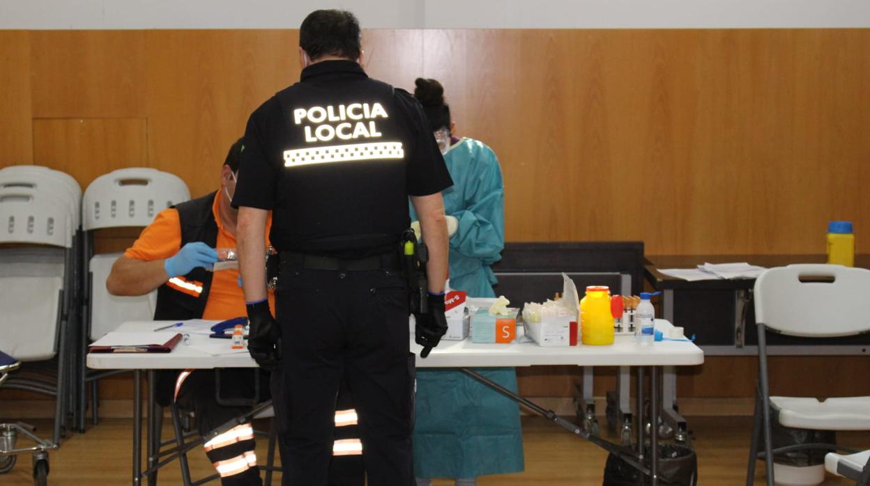 Un policía Local de San Juan de Aznalfarache realizándose un test