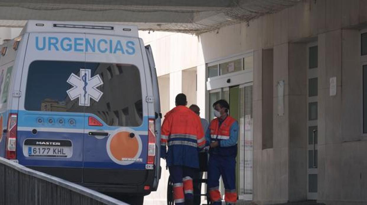 Varios sanitarios, en las puertas del hospital Puerta del Mar de Cádiz.