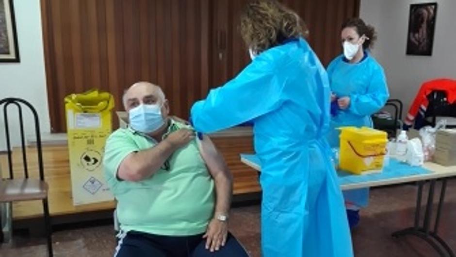 Esteban, el primer vacunado de la provincia por coronavirus, recibe la segunda dosis