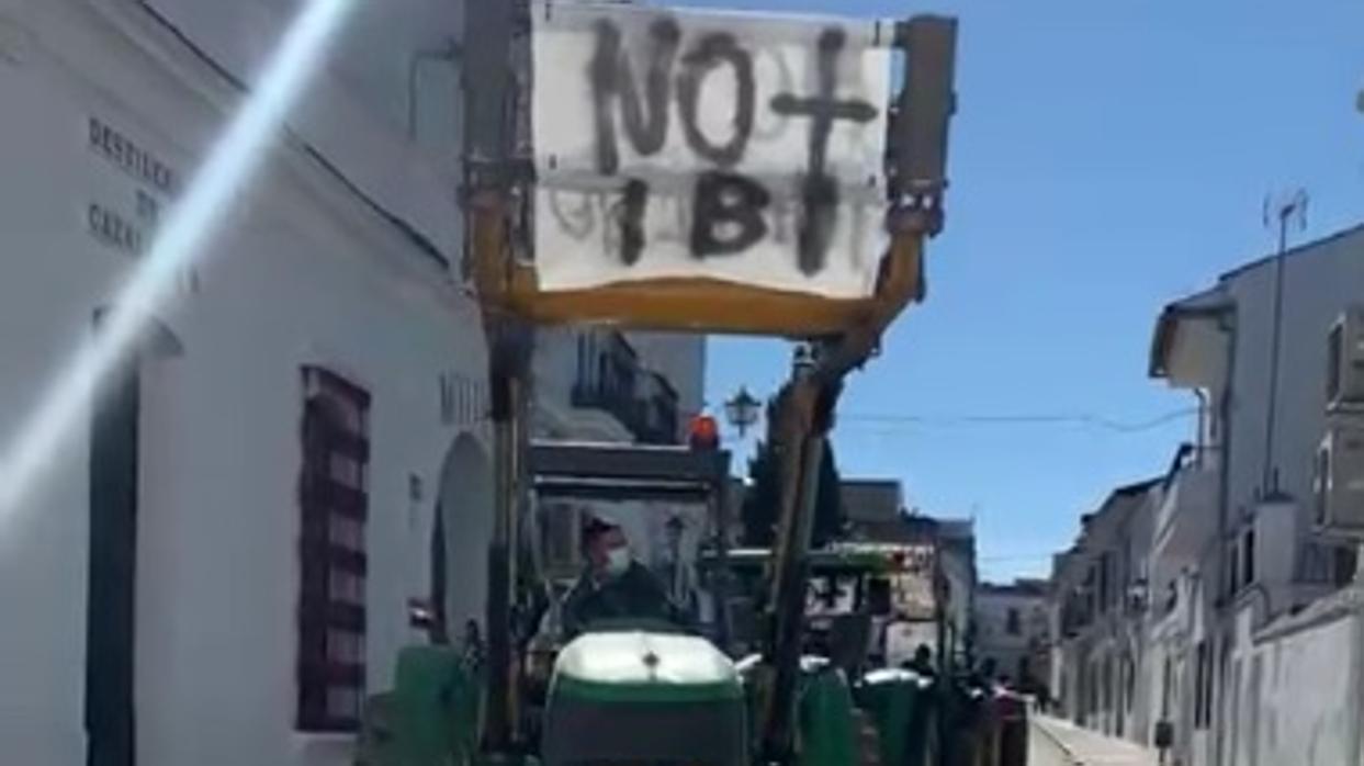 Traxtores por las calles del muncipio con el lema «No más IBI»