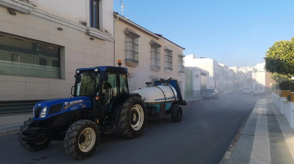 Imagen del pasado mes de abril de un tractor desinfectando una de las calles de Gilena.