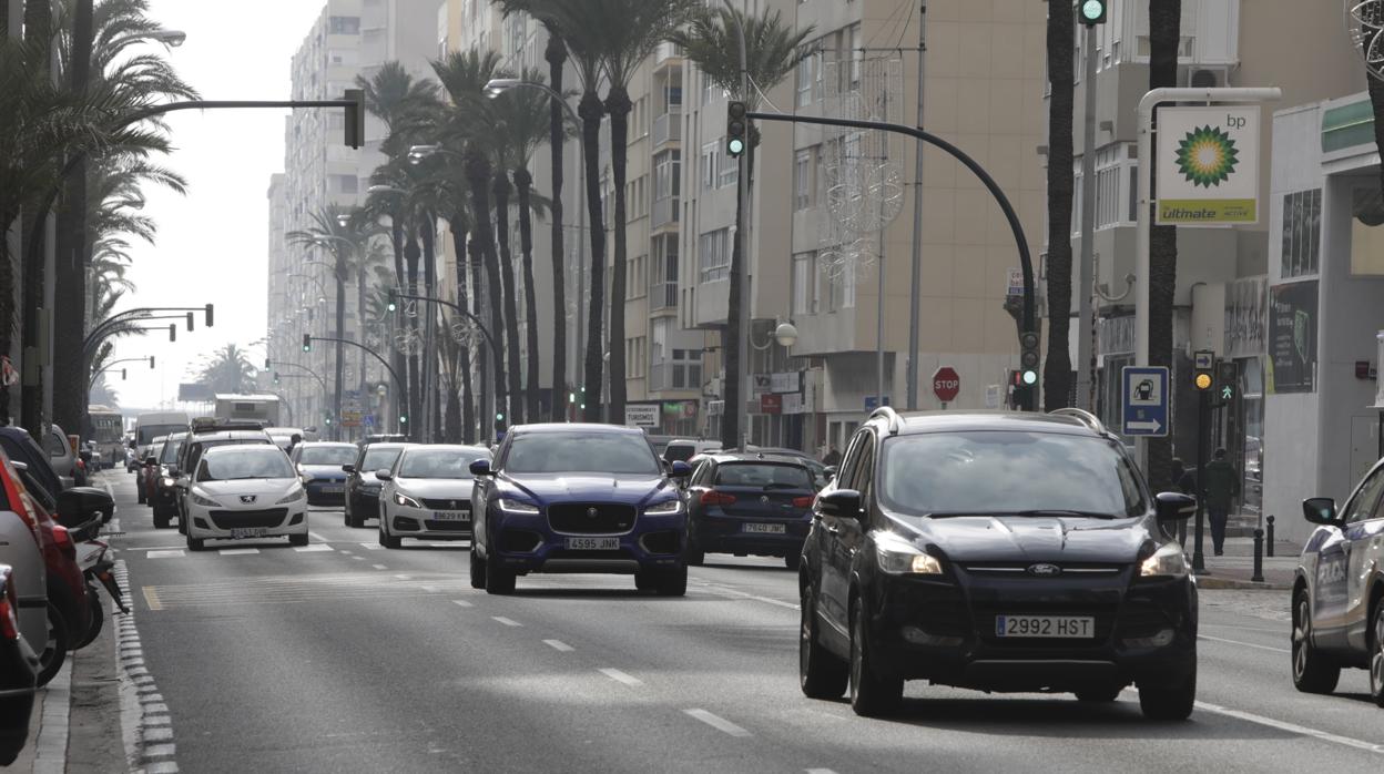 Vehiculos circulando en Cádiz capital durante el cierre perimetral de la ciudad