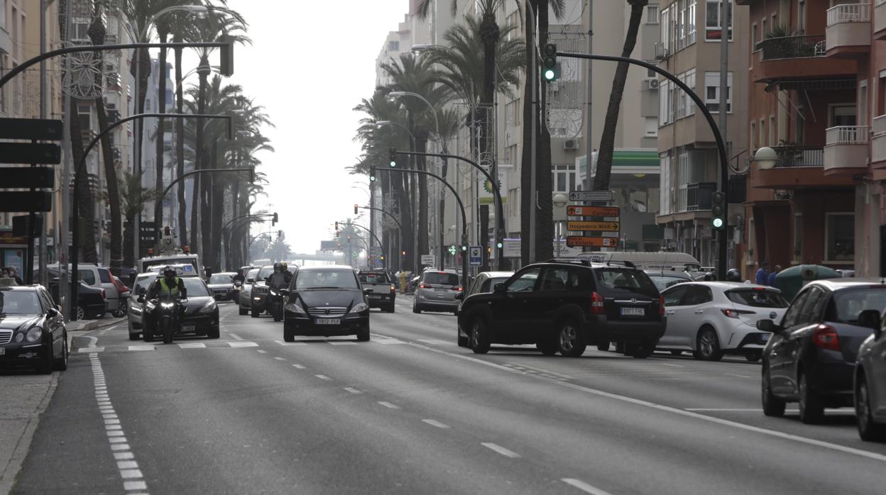 Vehículos circulando por la avenida de Cádiz.