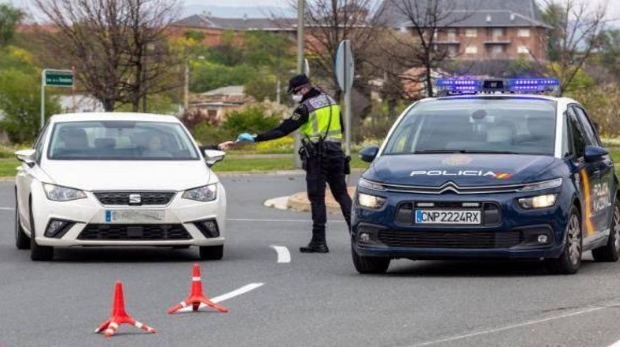 Un agente de la Policía Nacional realiza un control debido a los cierres perimetrales por el coronavirus