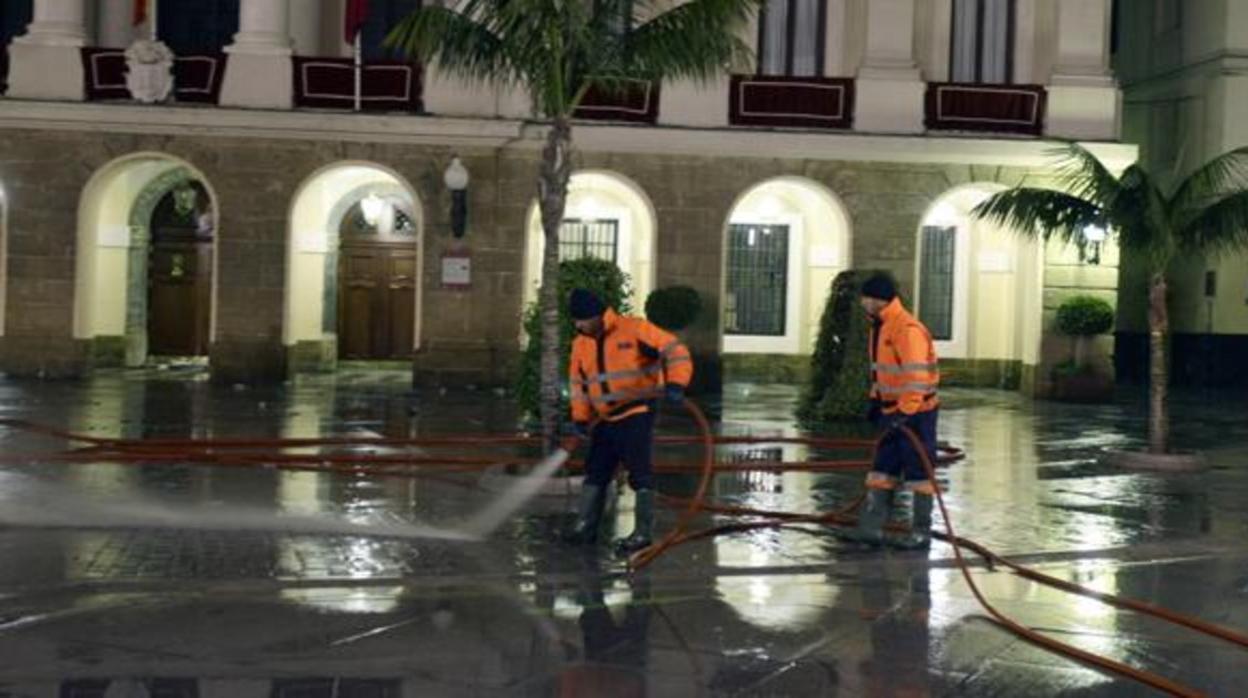 Imagen de archivo de dos operarios limpiando en la plaza San Juan de Dios.