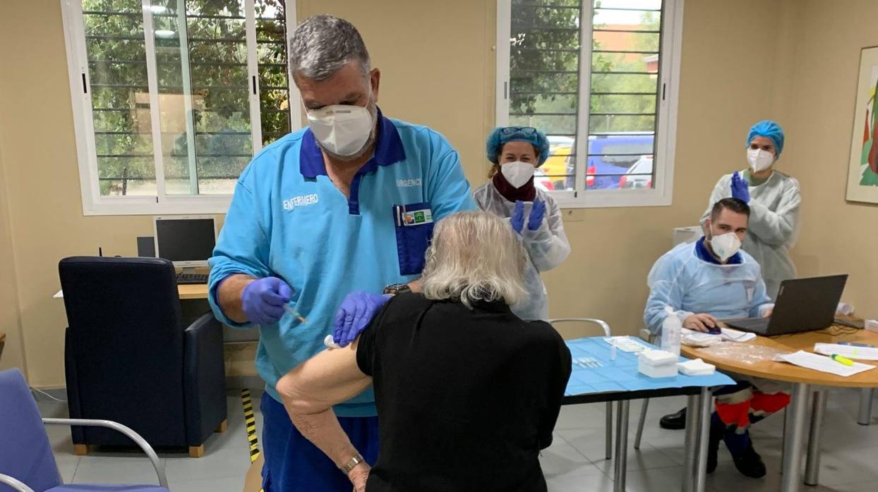 Momento de la vacunación a una de las residentes.