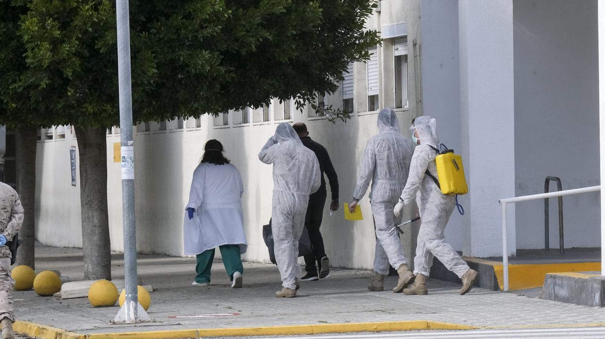 Sanitarios en el Hospital de Puerto Real en la primera ola.