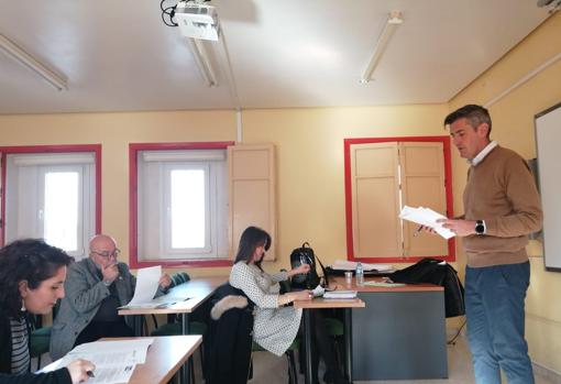 Foto de archivo del concejal de Educación en una reunión con directores de centros.