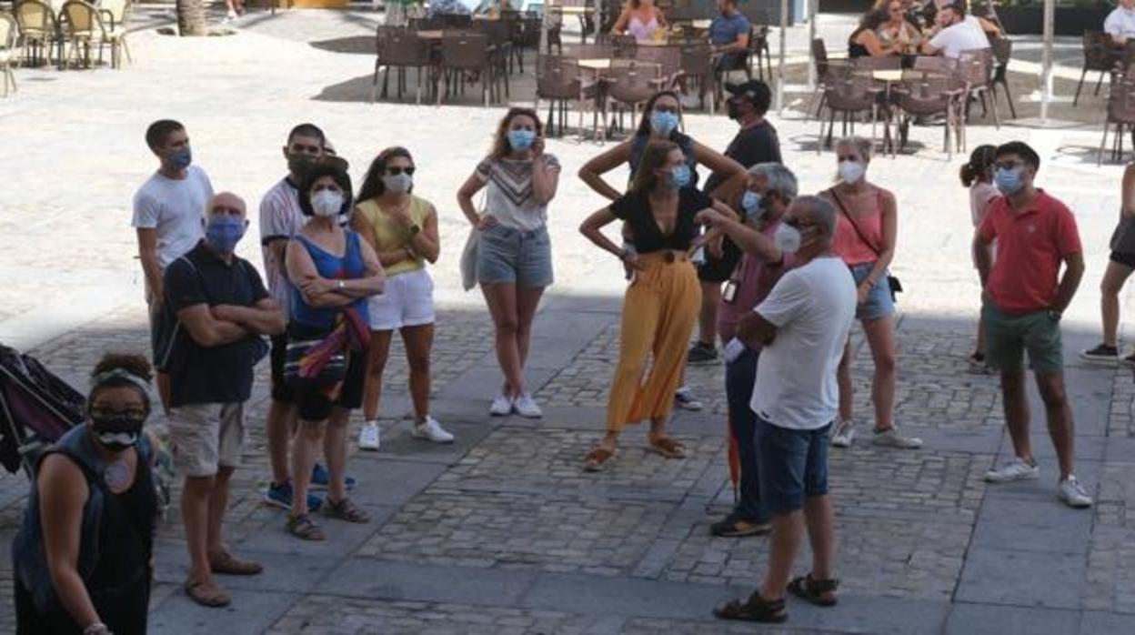 Un grupo de turistas, en la plaza de la Catedral este pasado verano.