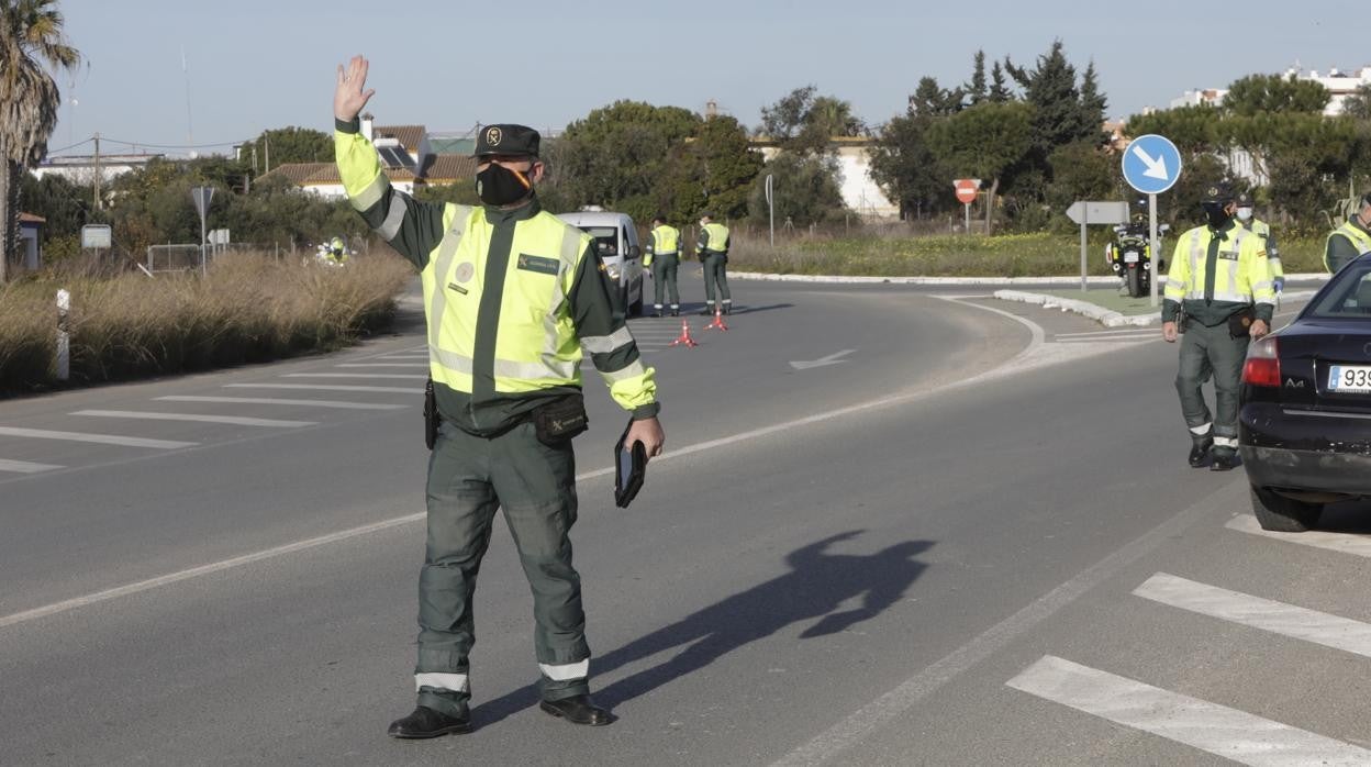 Controles de la Guardia Civil en uno de los accesos a Sanlúcar