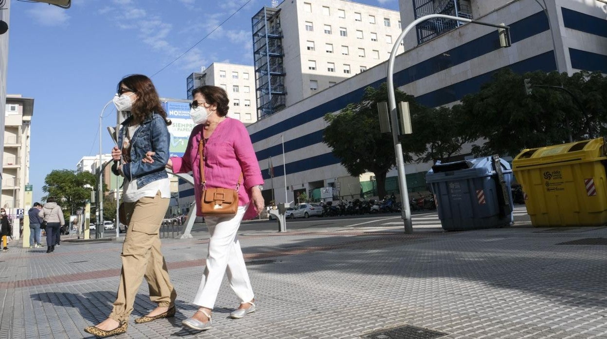 Coronavirus en Cádiz: Los hospitales Puerta del Mar y San Carlos preparan espacios ante la avalancha de ingresos en la UCI