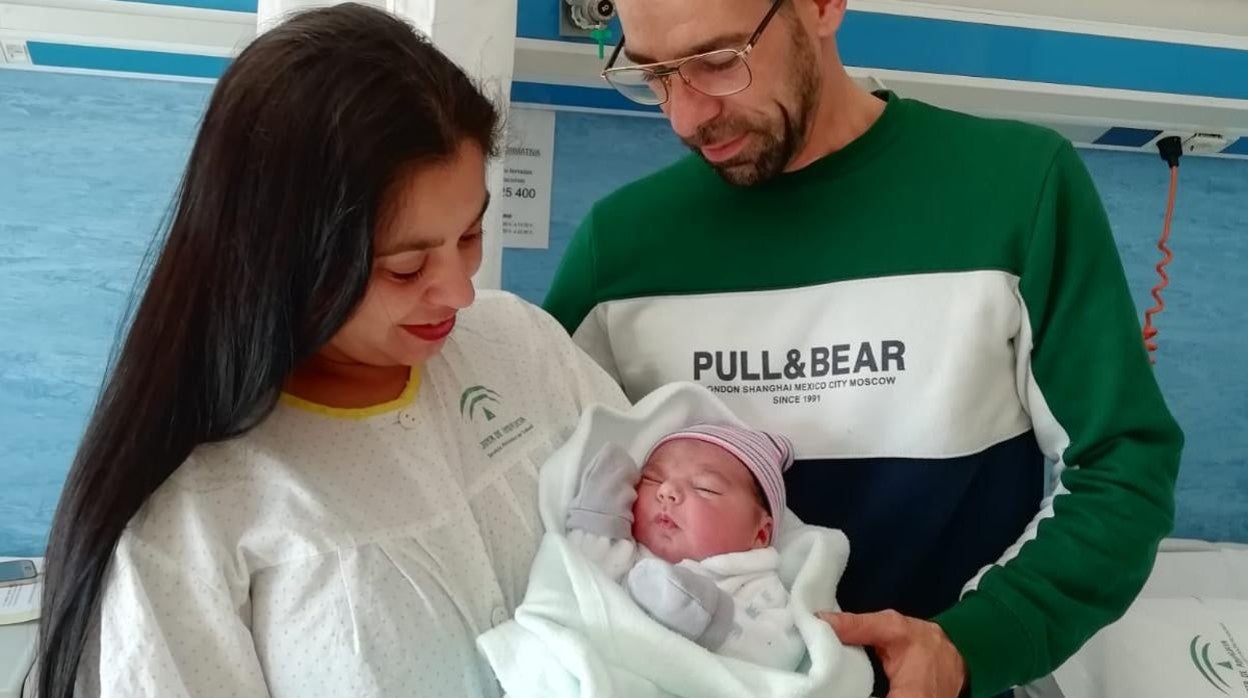 Dylan, en la foto junto a sus padres, fue el primer nacido de este año 2021 en el Hospital Punta de Europa de Algeciras.