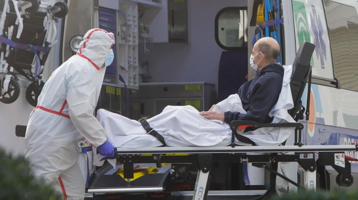 Un paciente llega en ambulancia al Hospital Puerta del Mar de Cádiz.