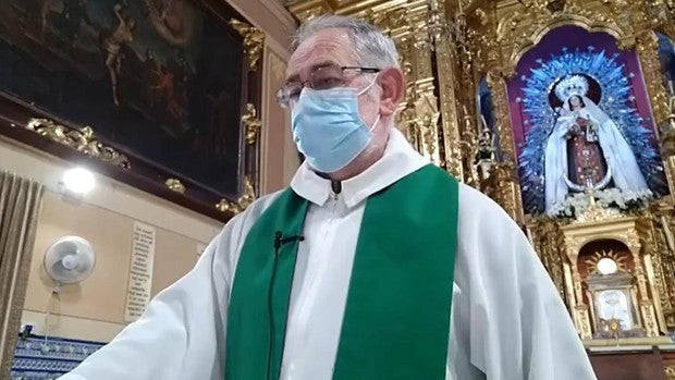 Un cura de Arahal imparte catequesis de bautismo y confirmación vía Whatsapp en tiempos de pandemia