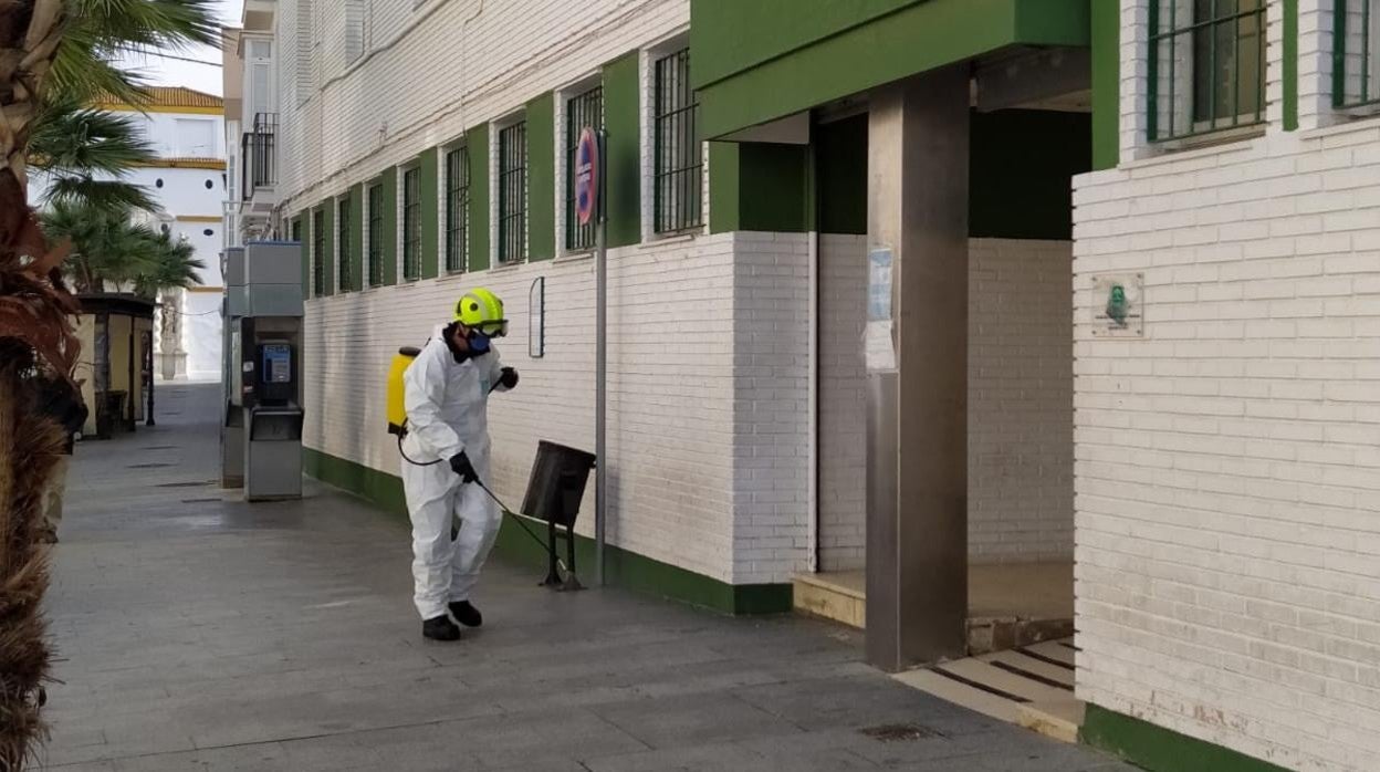 Un bombero en el centro de salud de El Lugar.