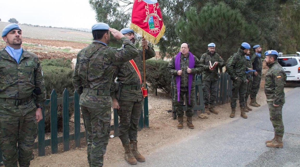 El arzobispo castrense Juan del Río en una visita a los cascos azules españoles.