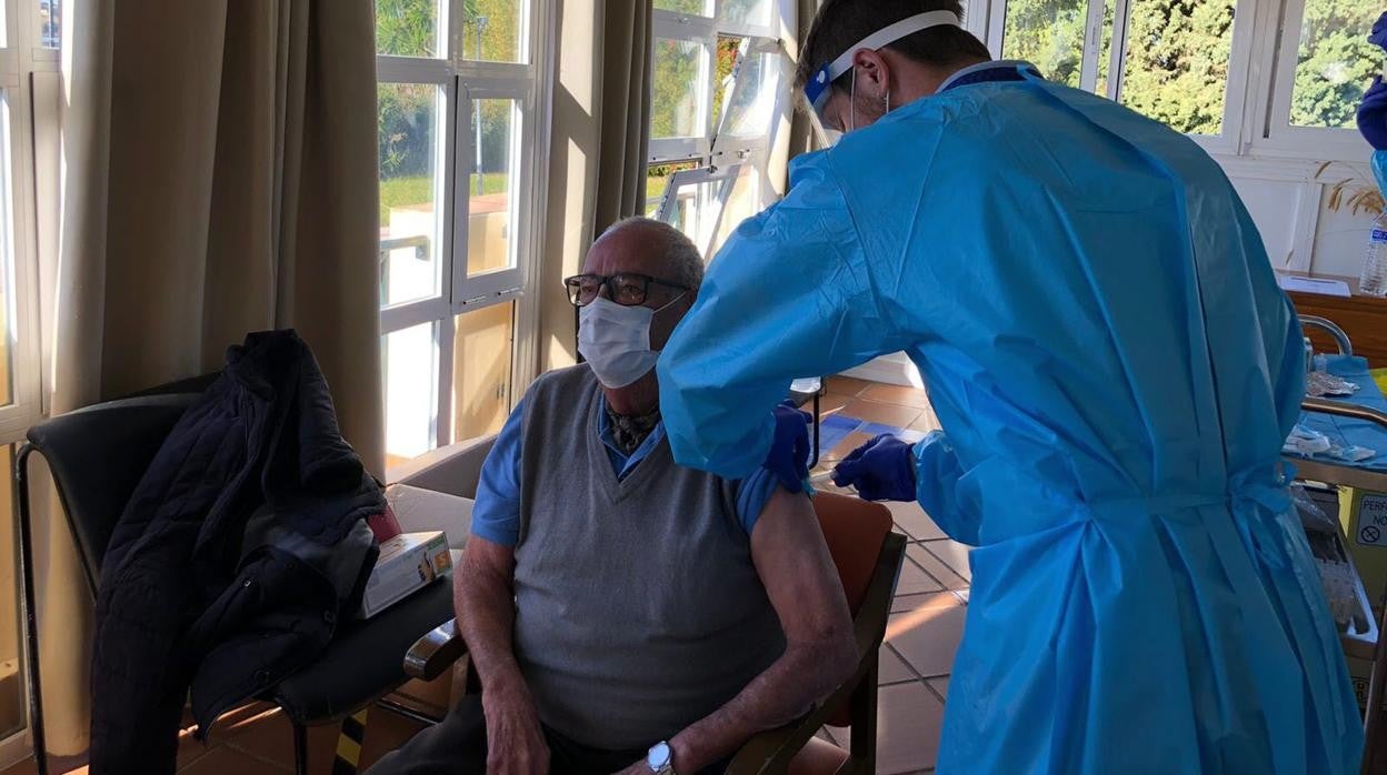 Antonio, un anciano de 85 años, residente del centro Lago de Arcos, recibió la primera vacuna en Cádiz.