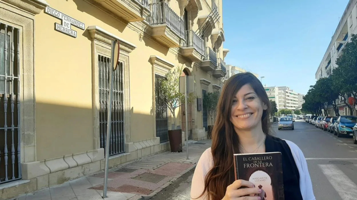 La autora con un ejemplar del libro en la calle dedicada en Jerez al caballero de la Frontera.