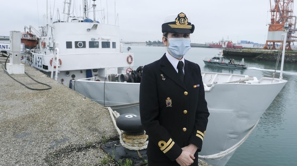 La teniente de navío Paloma Sevillano, en el muelle donde se encuentra atracado el 'Antares'.