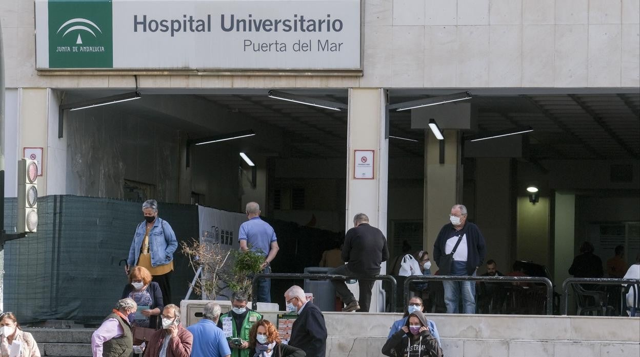 Imagen del acceso al Hospital Puerta del Mar.