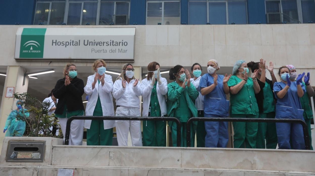 Sanitarios del Puerta del Mar, durante uno de los aplausos de la primera ola.