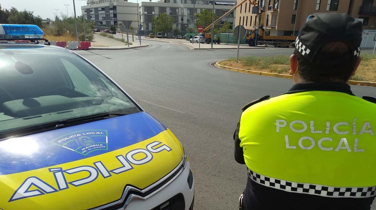 Un agente de la Policía Local de Mairena del Aljarafe durante un control en la Ronda Sur del municipio