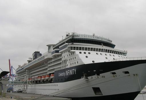 El 'Infinity', de la Celebrity Cruises, llegará al astillero de Cádiz a mediados de febrero