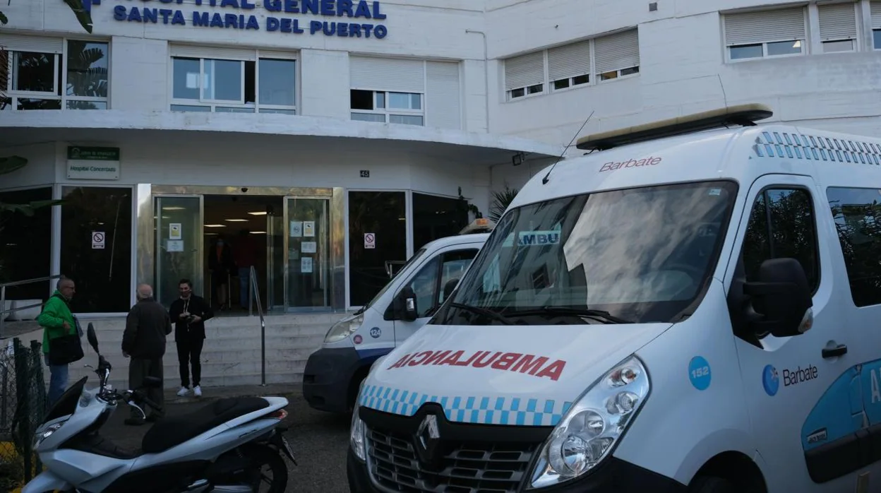 Ambulancia en la entrada al Hospital Santa María de El Puerto.