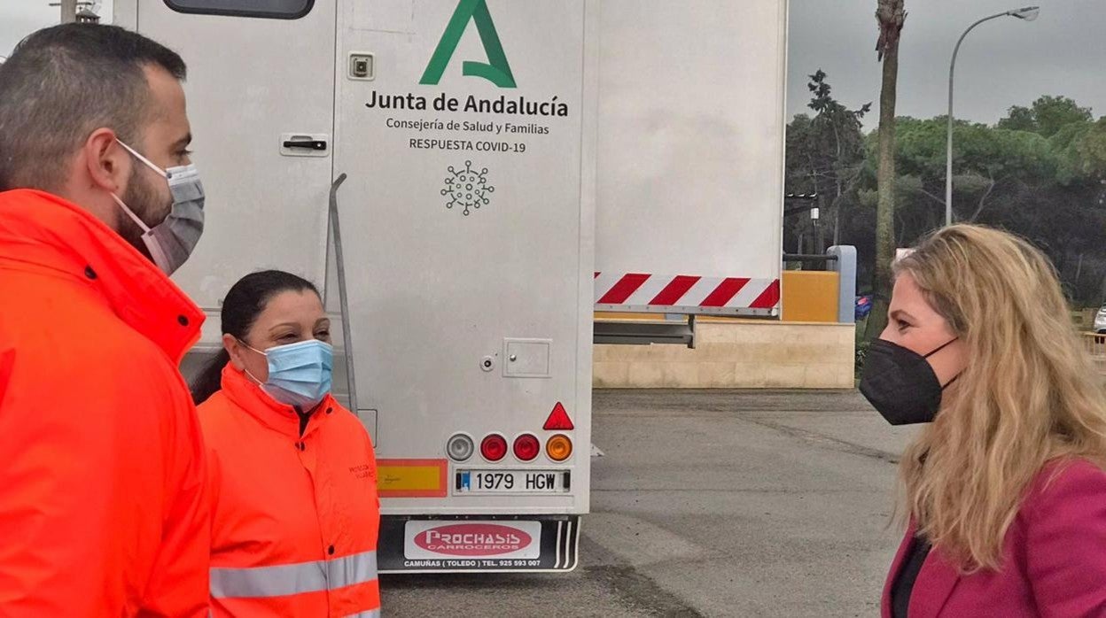 Mestre en la unidad móvil de cribados en Rota.