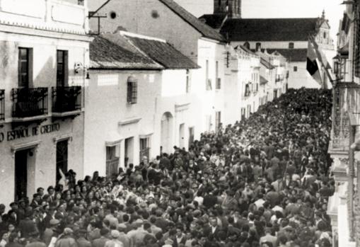 La calle completamente abarrotada de público, en una imagen de hace varias décadas