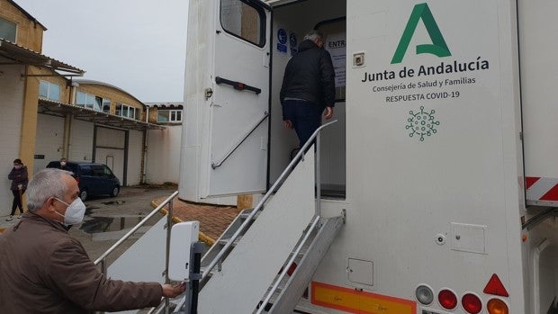 Cribado en San Fernando: «He cerrado por culpa del virus, espero que la gente acuda a las pruebas»