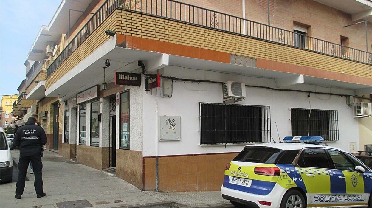 Un agente de la Policía Local de Mairena del Aljarafe ante el local precintado