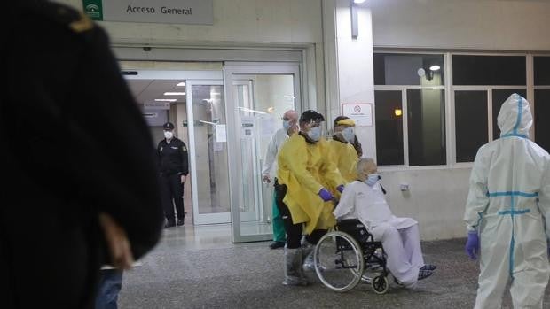 El detenido por el incendio del Puerta del Mar continúa aislado y custodiado en el hospital de Puerto Real