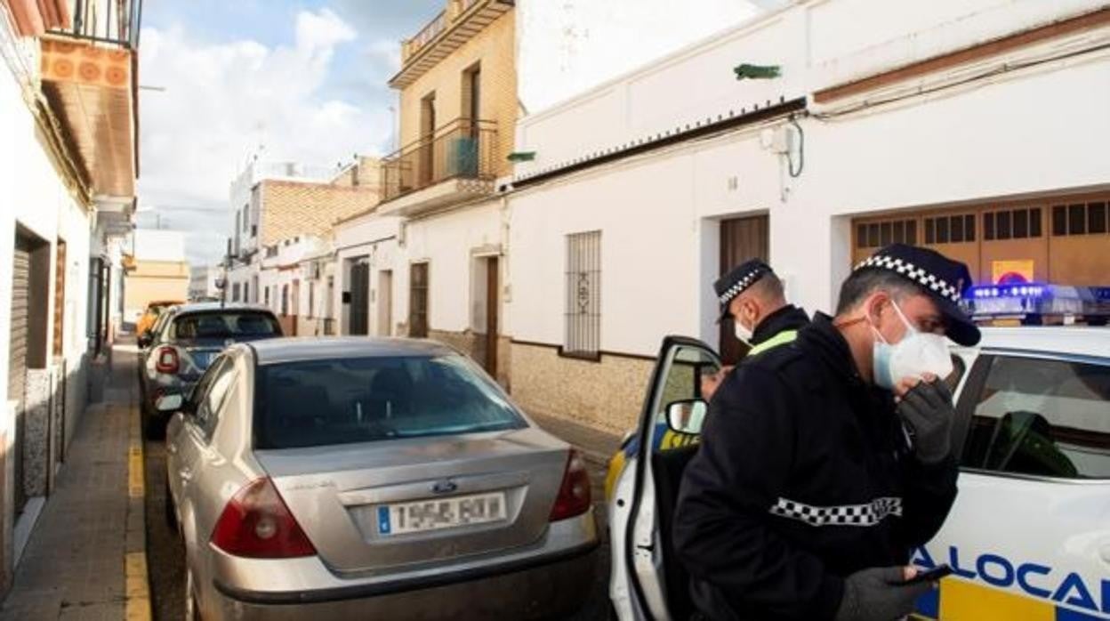 Una pareja de la Policía Local de Brenes en una actuación reciente