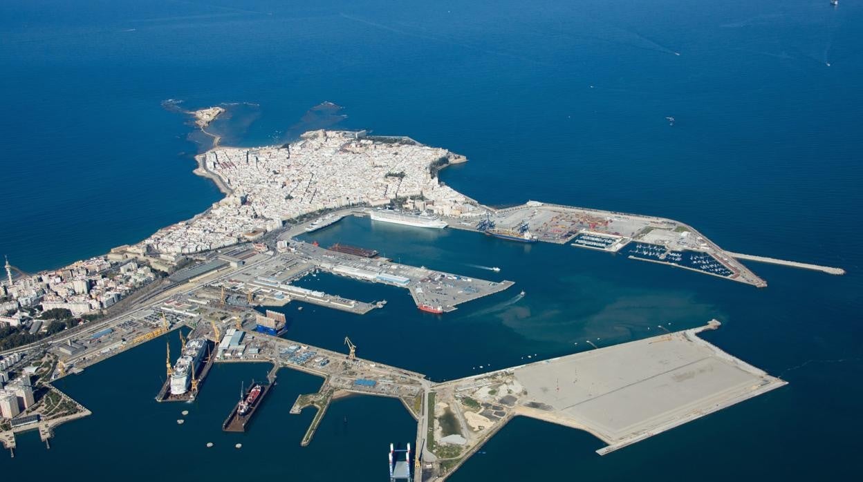 Vista aérea del puerto de Cádiz, con la terminal nueva en la zona inferior derecha.