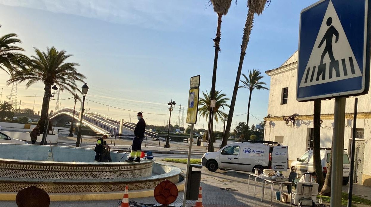 Aguas del Puerto pone a punto las fuentes ornamentales de la ciudad