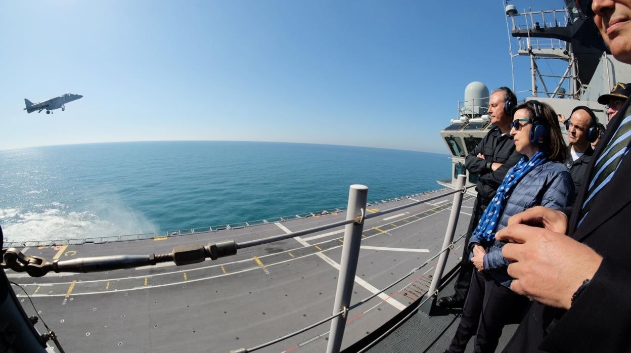 La ministra Margarita Robles, a bordo del buque Juan Carlos I, durante unas maniobras llevadas a cabo en aguas de la Base Naval de Rota.