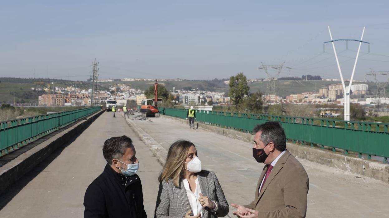 La consejera Marifrán Carazo, junto con los alcaldes de Camas, Rafael Recio, y Sevilla, Juan Espadas